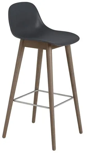 Muuto Fibre Barkruk met houten onderstel en rugleuning Zwart/Donkerbruin H97,5 cm